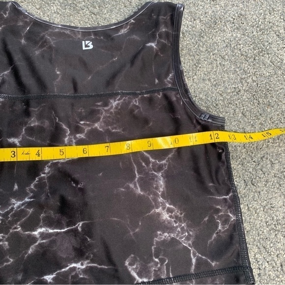 BuffBunny black marble peekaboo crop top - Picture 8 of 9